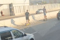 Подростки на электросамокатах в левой полосе на эстакаде. Видео