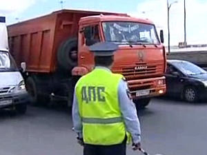 Ухтинские автоинспекторы проверяют водителей грузовиков