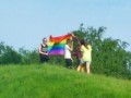 Группа девушек с флагом ЛГБТ забралась на курган у «Штыков»