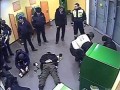 Опубликовано видео избиения клиентов «Сбербанка» инспекторами ДПС