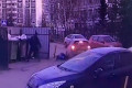 Опубликовано видео наезда машины на женщину с ребенком
