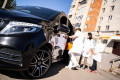 Директор завода Mercedes передал автомобиль с водителем врачам из деревни под Зеленоградом
