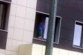 Гуляющего по окну ребенка сняли на видео в 17-м микрорайоне