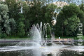 На центральном пруду включили «плавающий» фонтан