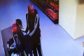 Пьяный мужчина распылил баллончик в лицо кассира и украл шоколадки из магазина