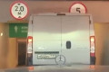 Фургон застрял при въезде на подземную парковку «Панфиловского»