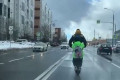 Мужчина с ребенком устроил заезд на электросамокате по проезжей части