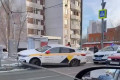 Автомобиль такси снес пешеходное ограждение на Панфиловском проспекте