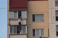 Очевидцы предотвратили прыжок с балкона в 8-м микрорайоне