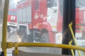 Пожарные машины и автобус попали в пробку во время пожара из-за плохо расчищенных дорог в Алабушево