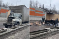 Два столкнувшихся грузовика заблокировали движение по ЦКАД близ Зеленограда