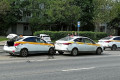 В столкновении четырех такси один автомобиль вылетел на тротуар