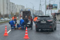 Проехавший на красный свет водитель сбил курьера на электровелосипеде