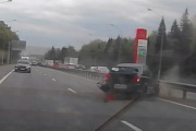 Влетел в отбойник на Ленинградке. Видео