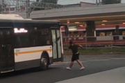 Мужчина разбил стекла автобуса у станции Крюково. Видео