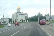 Водитель уверенно едет по встречке. Видео