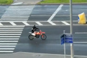 «Каждую ночь одно и то же! Спать невозможно!» Видео с мотоциклистом
