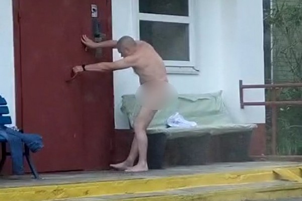 Голый перформанс в 6-м микрорайоне. Видео